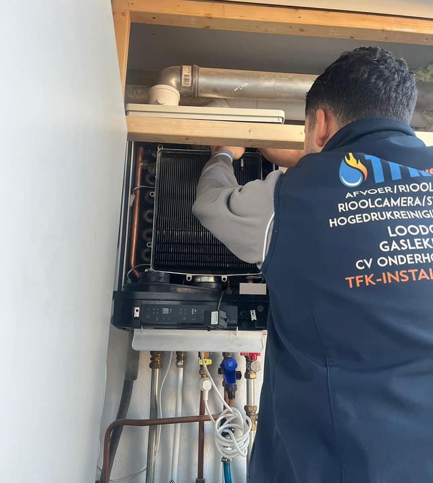 loodgieter tfk in amsterdam noord aan het werk