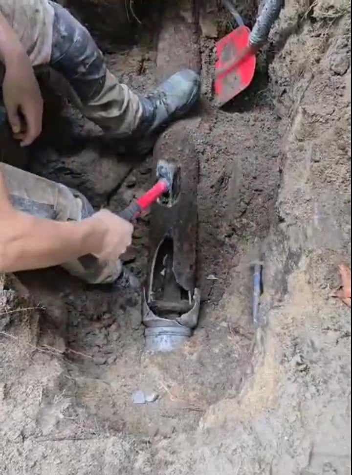 Volgelopen kruipruimte door gebroken hoofdleiding, rioolbuis vervangen